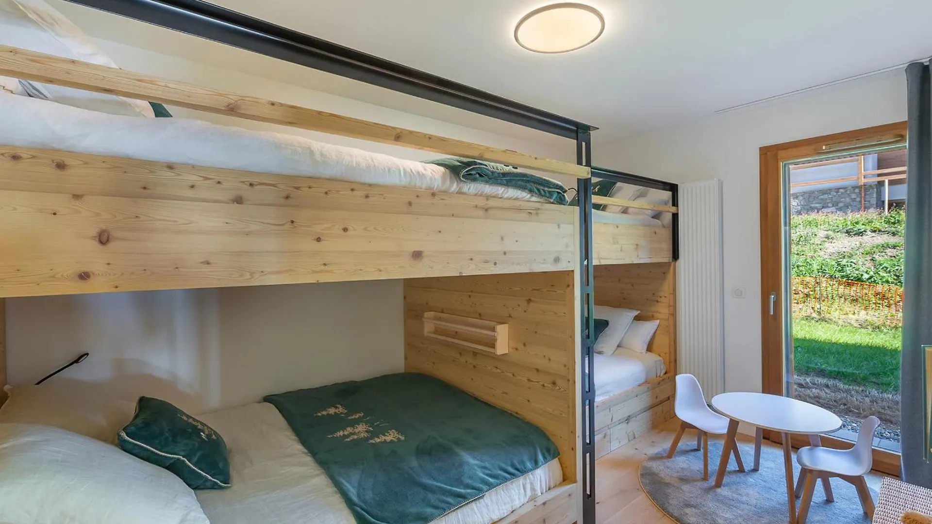 Appartement Confortable Avec 2 Chambres, Terrasse Et Parking A Megeve - Fr-1-569-123 Apartment