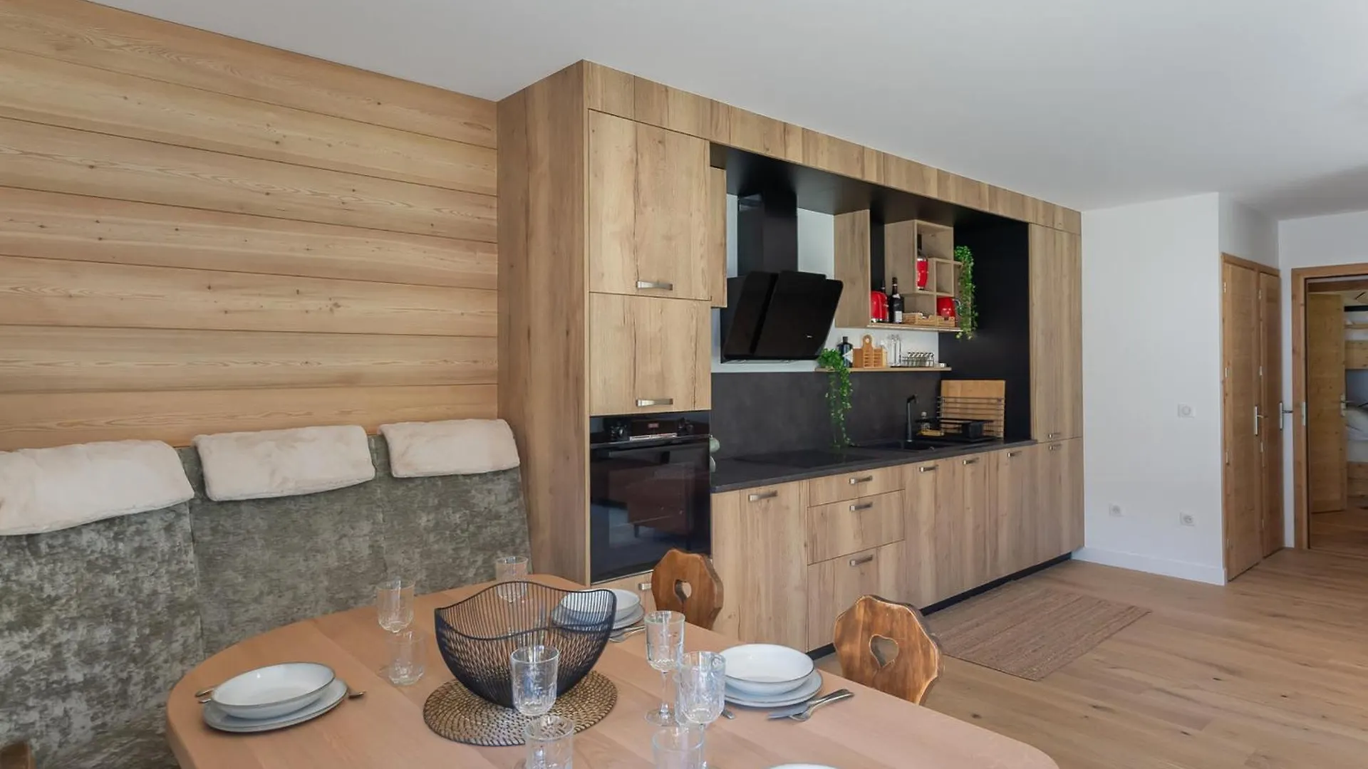 Appartement Confortable Avec 2 Chambres, Terrasse Et Parking A Megeve - Fr-1-569-123