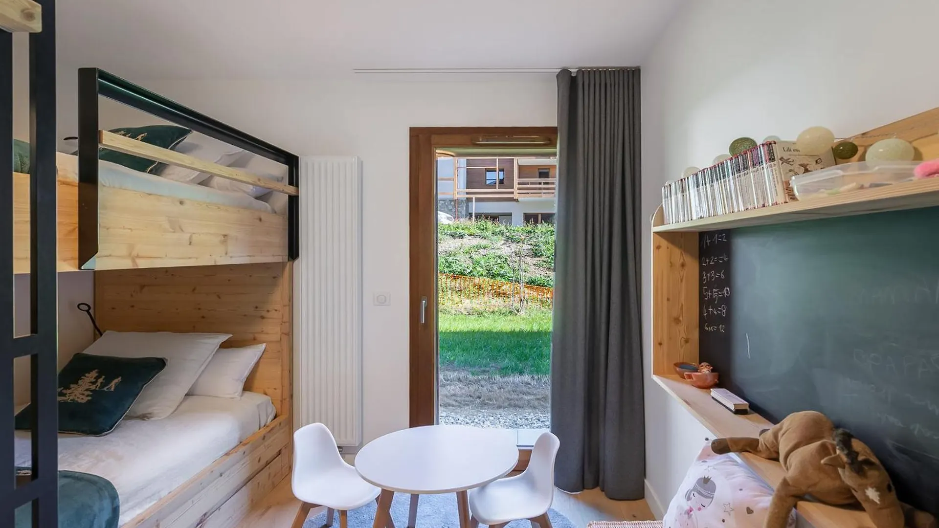 Apartment Appartement Confortable Avec 2 Chambres, Terrasse Et Parking A Megeve - Fr-1-569-123