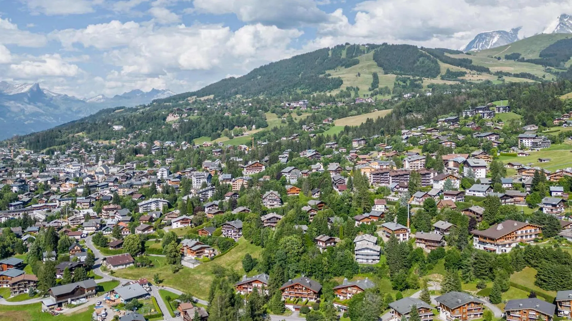 Appartement Confortable Avec 2 Chambres, Terrasse Et Parking A Megeve - Fr-1-569-123 0*,